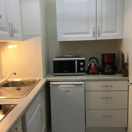 Grand Studio En Location Meublee * Courbevoie